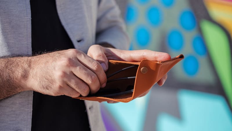 Qué significa organizar los billetes de menor a mayor, según los psicólogos. (Fuente: Freepik)
