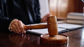 Confirmado: la Corte Suprema suspende el embargo total del salario y fija un tope obligatorio