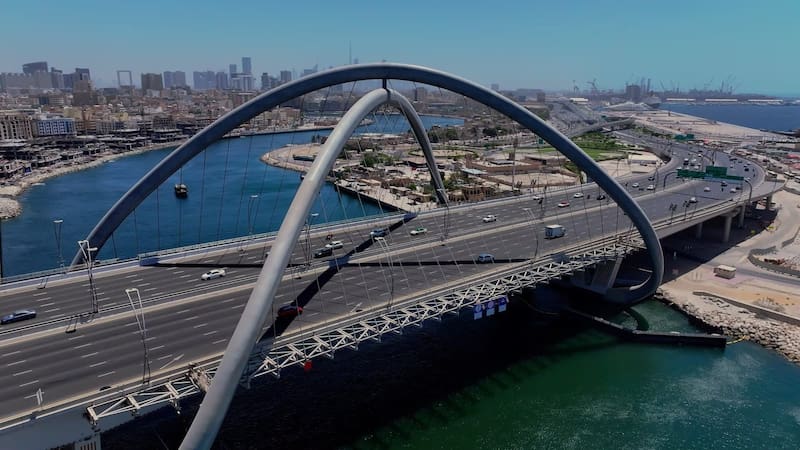 Un país asiático construye un ambicioso puente: cuenta con capacidad de 20.000 autos por hora y disminuye el viaje de 2 horas a 16 minutos.