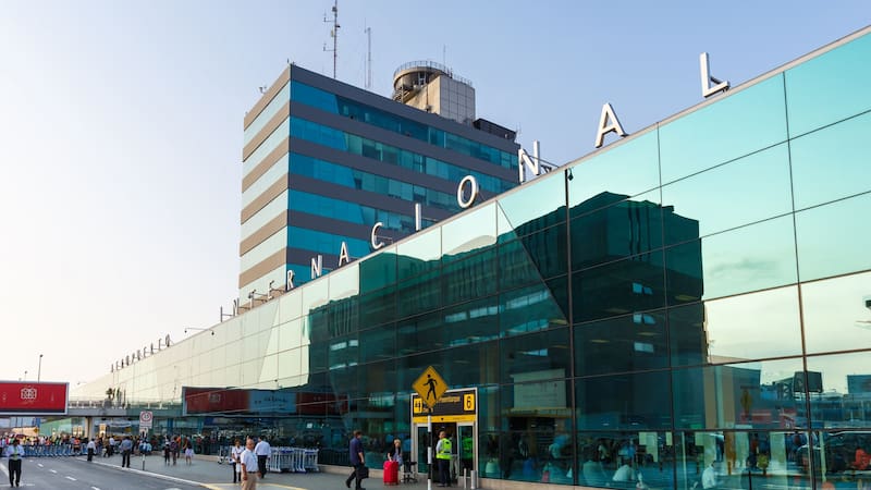 La modernización de la principal terminal aérea del país incrementó la capacidad para recibir pasajeros, mejoró la conectividad internacional e incorporó nuevas tecnologías para agilizar los viajes. (Fuente: Shutterstock)