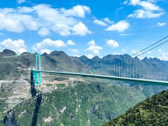 Un puente entre las nubes: presentan una megaestructura a 625 metros sobre el valle que acorta un viaje de dos horas a apenas dos minutos
