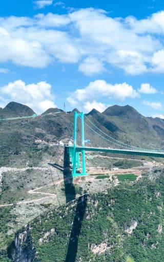Un puente entre las nubes: presentan una megaestructura a 625 metros sobre el valle que acorta un viaje de dos horas a apenas dos minutos