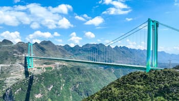 Un puente entre las nubes: presentan una megaestructura a 625 metros sobre el valle que acorta un viaje de dos horas a apenas dos minutos