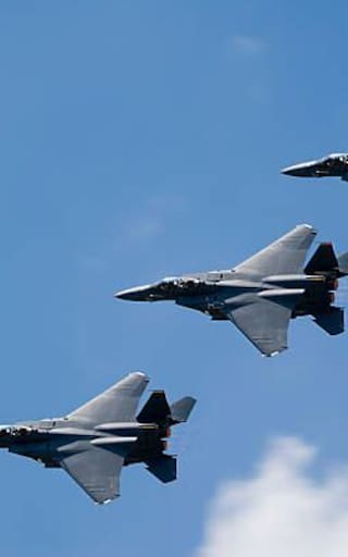 Pisa fuerte la potencia mundial más poderosa y temida: posee unos aviones de combate que retan a los demás ejércitos y funcionan con tecnología militar de última generación