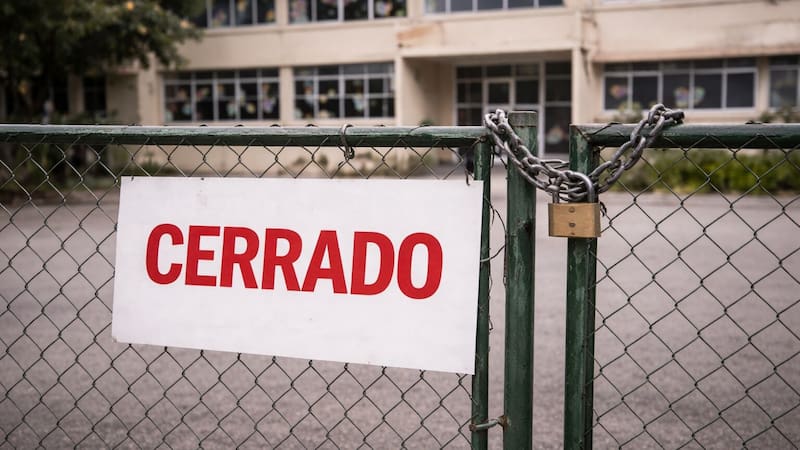 El magisterio ha informado sobre la implementación de una jornada nacional de paro que afectará de manera directa el calendario escolar. (Fuente: Representación creada con IA)