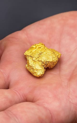 Todos lo descartan al fracturarse sin saber que alberga oro de 22 quilates en su interior