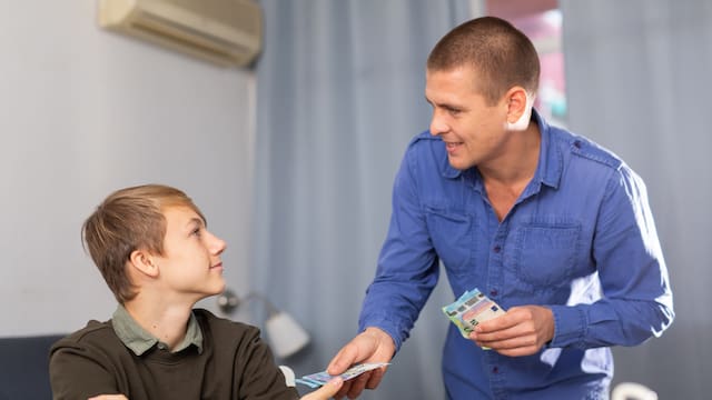 Aprobado por Hacienda | Designar titular de una cuenta bancaria a un hijo no implica una donación: qué deben conocer todos los padres