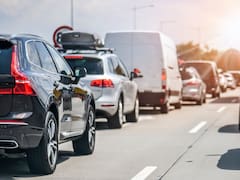 Despedida triángulos de emergencia: así operan las balizas V16 que deberán tener todos los coches