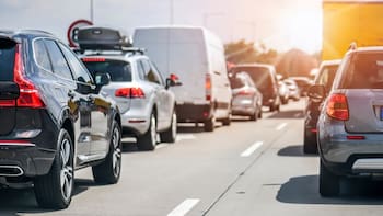 Despedida triángulos de emergencia: así operan las balizas V16 que deberán tener todos los coches