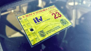 Deja de ser obligatorio llevar la etiqueta de la ITV pegada al vidrio: hay una lista de los coches que pueden quitarla