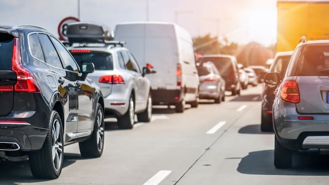Despedida triángulos de emergencia: así funcionan las balizas V16 que deberán tener todos los coches