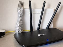 Colocar un tenedor envuelto con papel de aluminio sobre el router del Wifi: por qué los sugieren y para qué sirve
