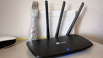 Colocar un tenedor envuelto con papel de aluminio sobre el router del Wifi: por qué los sugieren y para qué sirve
