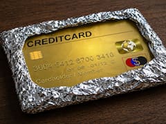 Por qué sugieren cubrir las tarjetas de débito y crédito en papel aluminio y para qué sirve