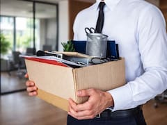 Despiden a un hombre que no trabajó durante 17 días por depresión, todo porque no vio el correo con el alta obligatoria