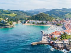Este pueblo se sitúa a una hora de Bilbao y posee uno de los puertos más hermosos del País Vasco