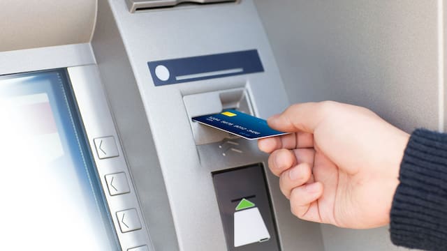 Administración multará a quienes ingresen o retiren dinero de sus cuentas bancarias de esta forma