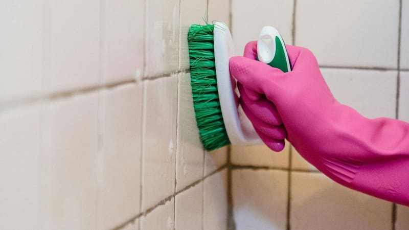Ni vinagre ni bicarbonato: este innovador producto deja el baño brillante sin ningún esfuerzo.