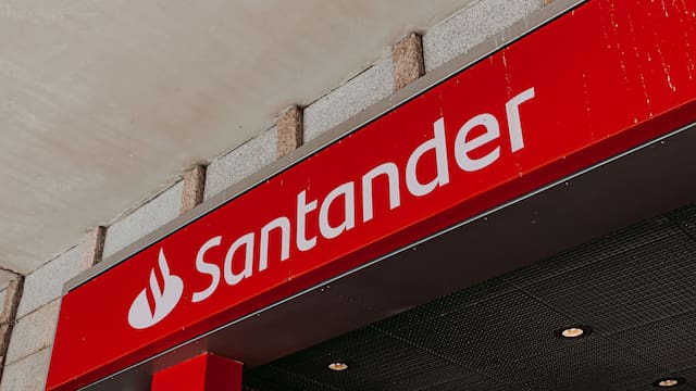 Buena noticia del Banco Santander para los mayores de 65: beneficios, pagos adelantados y asistencia financiera en 2026