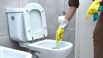 Ni vinagre ni bicarbonato: el truco de limpieza más efectivo para eliminar el sarro del inodoro fácil y rápido