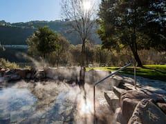 Entre paisajes montañosos y aguas termales: el pueblito ideal para los pensionistas y viajeros para descansar