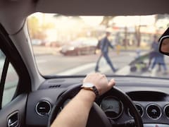 Conductores: ¿por qué está prohibido parar para ceder el paso a los peatones cuando el semáforo dice no?