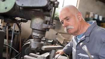 Sin retiro ni pausa: el país donde se labora hasta después de los 70 años y la disminución de la jornada laboral no existe