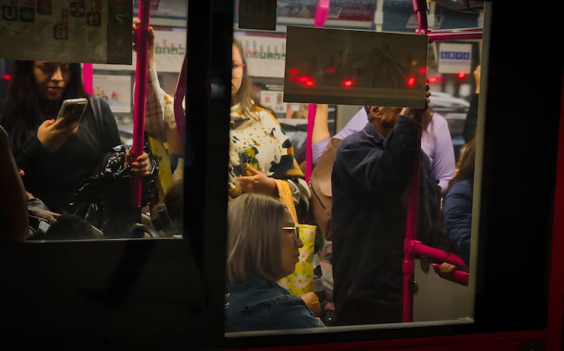 La mochila en la espalda ya no va más: para viajar en el transporte público ahora deberás ponerla adelante. Fuente: Shutterstock.