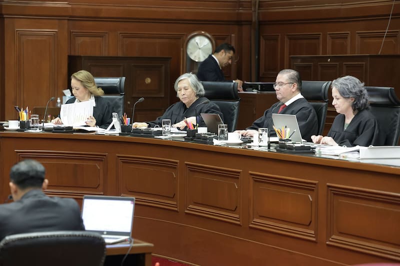 El pleno precisó que la extinción de fideicomisos no elimina programas ni beneficiarios, sino que traslada la ejecución del gasto a esquemas presupuestarios directos bajo control del Ejecutivo. Fuente: SCJN