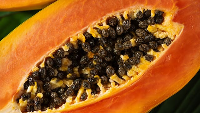 Mezclar papaya con jengibre y hojas de menta: para qué sugieren realizarlo y por qué es útil