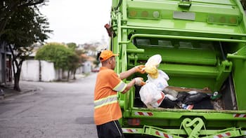 Todos lo arrojan a la basura pero el Gobierno te paga fortuna: así opera la comercialización de dispositivos viejos