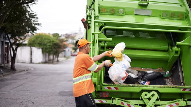 Todos lo arrojan a la basura pero el Gobierno te paga fortuna: así opera la comercialización de dispositivos viejos