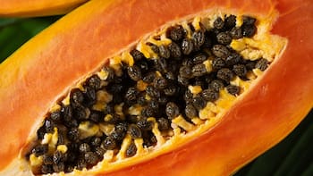 Mezclar papaya con jengibre y hojas de menta: por qué sugieren realizarlo y para qué es útil