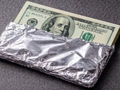 No más dólares bajo el colchón: por qué recomiendan cubrir los billetes con papel aluminio y para qué sirve
