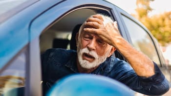 Se despide la licencia de conducir para mayores de 65 años: ya no podrán renovar el carnet si no cumplen este requisito esencial