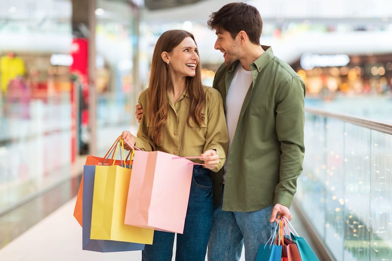 Centro comercial en México donde se discuten nuevas medidas de seguridad que podrían limitar la permanencia de visitantes sin consumo en áreas comunes. Fuente: Shutterstock
