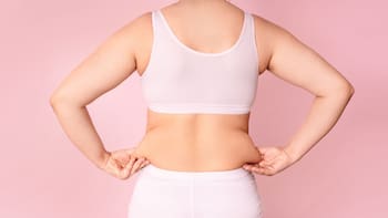 Ni trotar ni caminar: el óptimo ejercicio para suprimir los rollitos de grasa sin ir al gimnasio