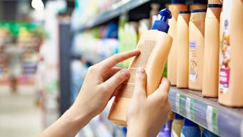Exigen sacar de todos los supermercados del país este conocido shampoo por contaminación de una bacteria