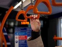 Es oficial |Quienes no lleven este documento ya no podrán viajar en bus ni metro: resulta de uso obligatorio