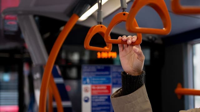 Es oficial |Quienes no lleven este documento ya no podrán viajar en bus ni metro: resulta de uso obligatorio