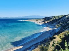 La playa con aguas templadas y arena clara que se sitúa a 20 minutos del pueblito costero favorito por los viajeros experimentados