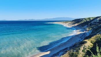 La playa con aguas templadas y arena clara que se sitúa a 20 minutos del pueblito costero favorito por los viajeros experimentados
