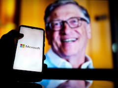 Adiós a los celulares | El fundador de Microsoft afirma que ya no tienen que usarse y reveló cuál será su sustituto a nivel global
