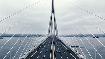 Construyen el puente colgante más extenso del mundo | Resistirá 6 carriles para autos, vías de tren y es un gran orgullo del país