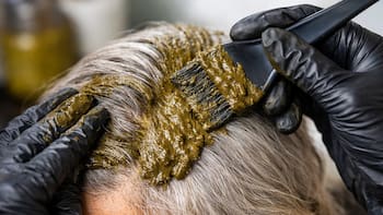 Adiós definitivo a las canas: la mezcla casera sin tintes ni químicos para cubrir todo el gris del cabello en una noche