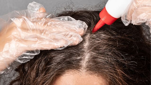 Cómo teñir las canas y restaurar el color del cabello: el remedio casero sencillo de preparar que regresa el tono