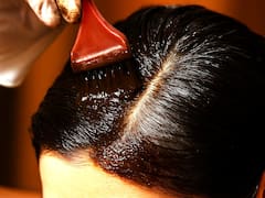 Cómo quitar las canas: la mezcla casera libre de químicos para cubrirlas en un día que deja el cabello brilloso y sin frizz