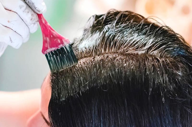 Con esta mezcla casera las canas quedan cubiertas y el cabello recupera un tono uniforme.