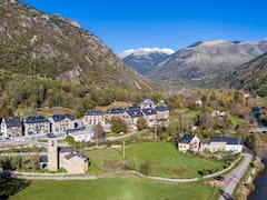 El pueblo del Pirineo catalán que conserva una iglesia románica Patrimonio de la Humanidad y los más bellos paisajes de alta montaña