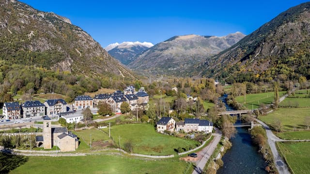 El pueblo del Pirineo catalán que conserva una iglesia románica Patrimonio de la Humanidad y los más bellos paisajes de alta montaña